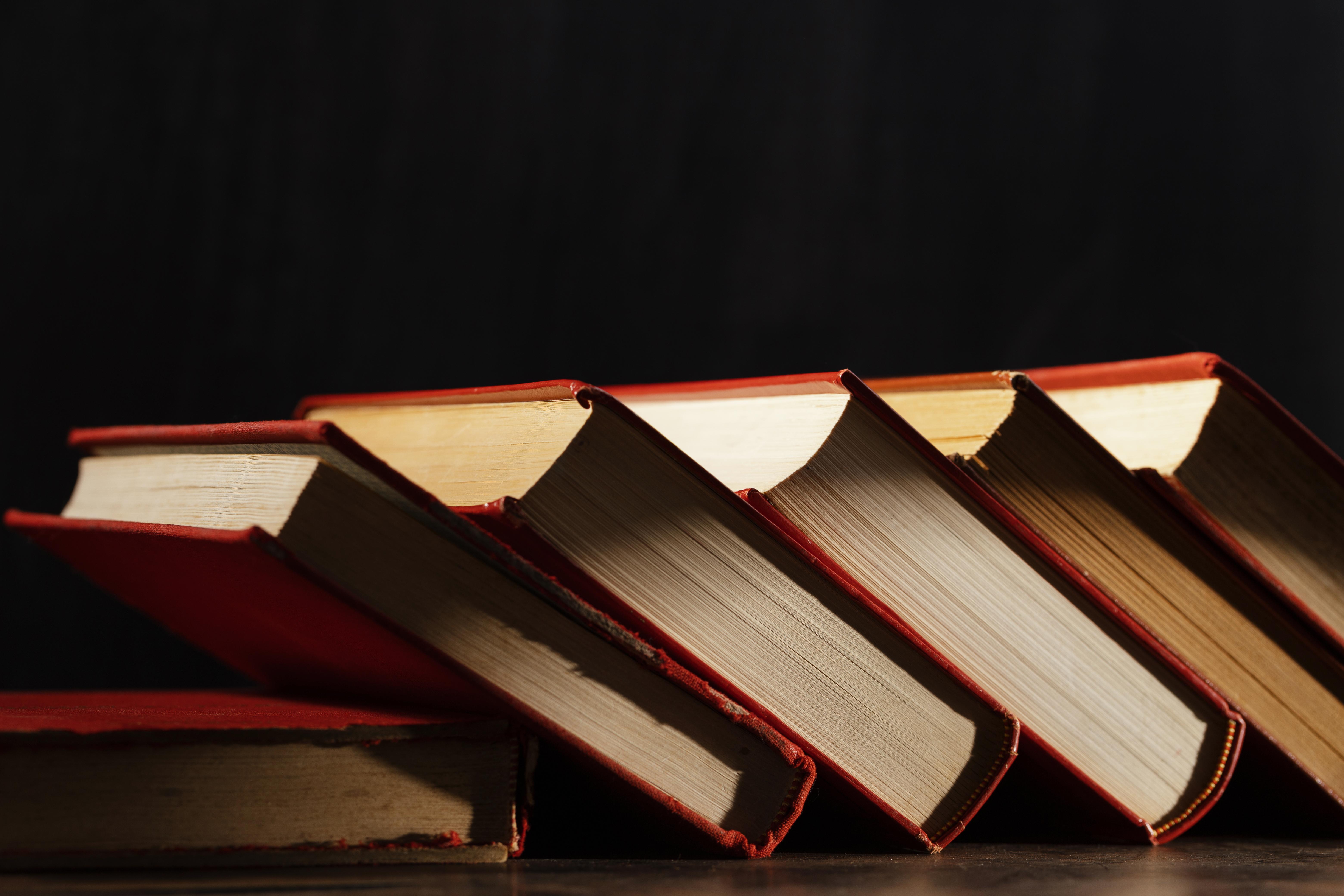 Libros de tapa dura y páginas cuidadosamente encuadernadas
